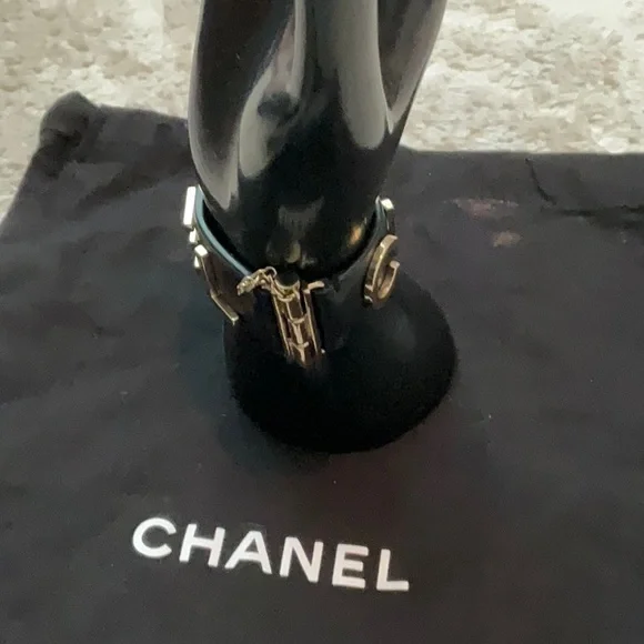 ❌SOLD❌Chanel Calfskin Logo Cuff Bracelet - Picture 4 of 13